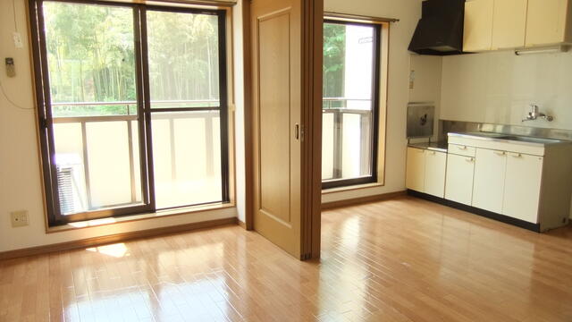 リビング／リビングから台所を見る