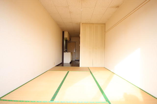 リビング以外の居室／南向き和室６帖です！　日当り良好です。　（バルコニーからの眺／撮影日2015-12-06