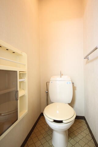 トイレ／トイレです！　小物置き棚が便利です。／撮影日2023-11-04
