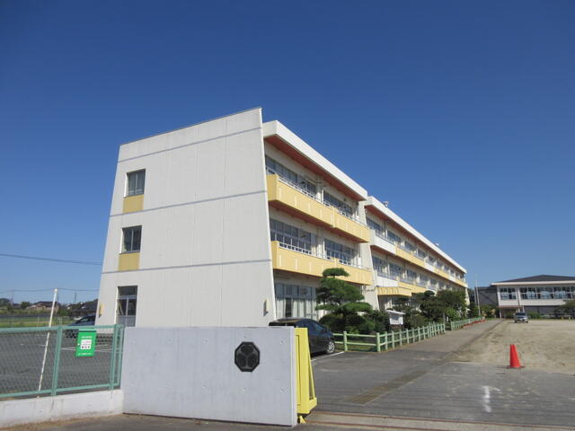 笠間市立宍戸小学校 (881m)