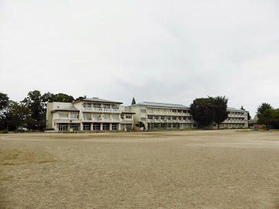 ひたちなか市立市毛小学校 (1,560m)