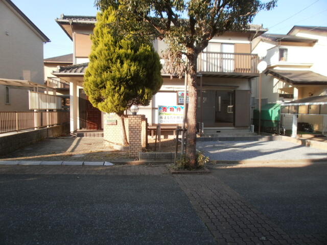 現地（駐車場）／左１台、右に２台