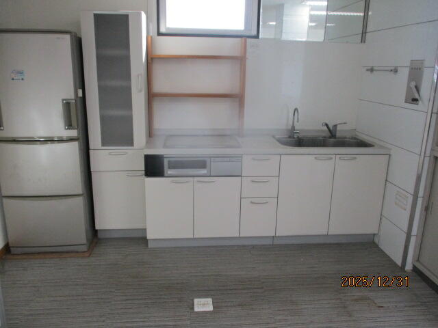 メインの事務室の大きな給湯室