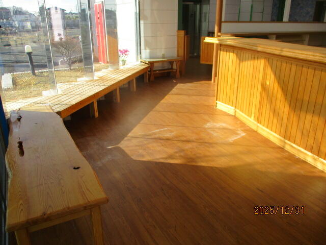 共用部エントランス／受付カウンター、待合ベンチ