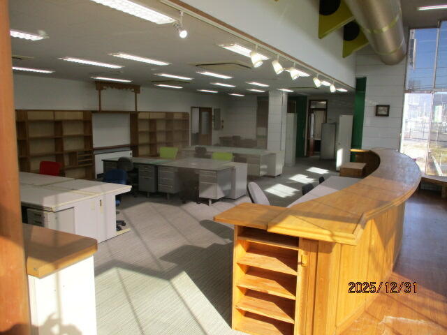 メインの明るい事務室