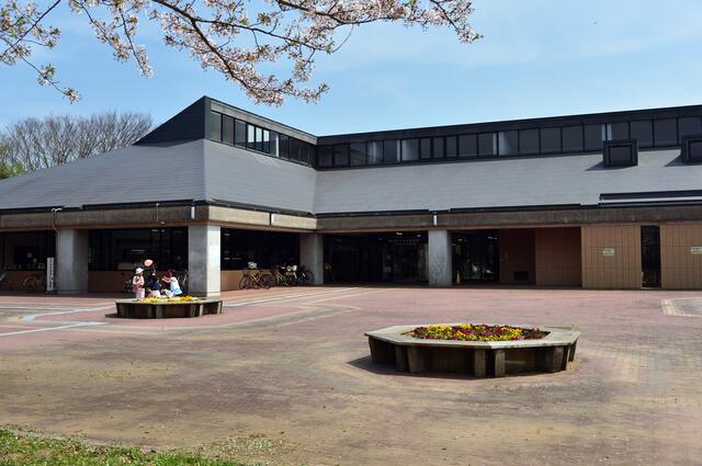 鹿嶋市立中央図書館 (740m)