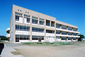 潮来市立潮来第二中学校 (576m)