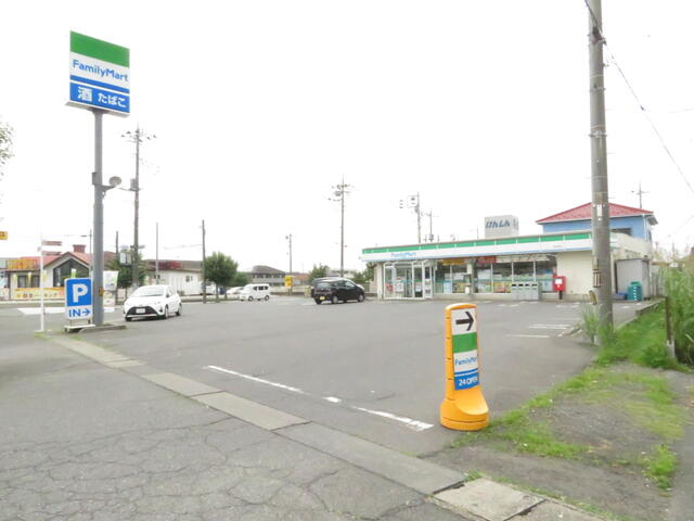 ファミリーマート 境山神店 (680m)