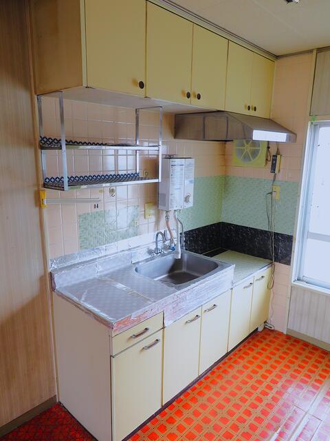 キッチン／ガス湯沸かし器・吊戸棚付　　　※北側に開口（窓）があり、明る／撮影日2025-05-15