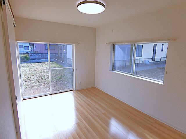 リビング以外の居室／１階西側洋室６帖：リビングとは別に静かな時間を楽しめる部屋