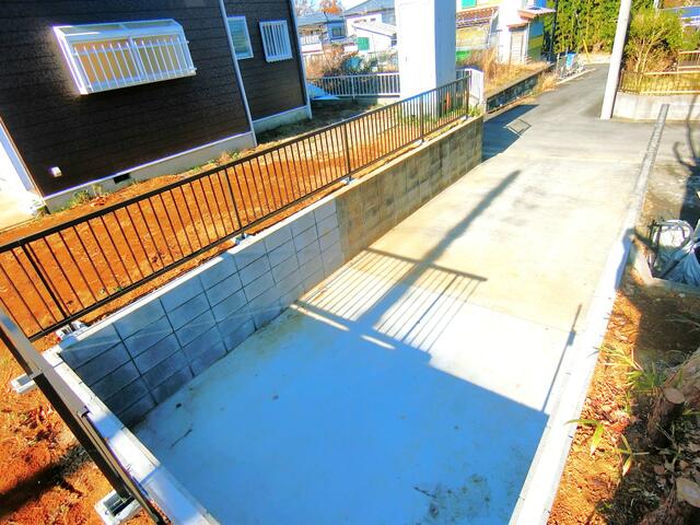 現地（駐車場）／縦列駐車場２台分：愛車はこちらの居住者専用駐車場に／撮影日2024-12-12