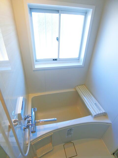 浴室／新品：明るい大型窓付きバス：健やかな毎日に欠かせないリラック／撮影日2024-12-12