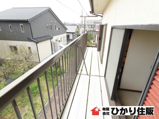 バルコニー／横幅の広いバルコニーは洗濯物干しに重宝します