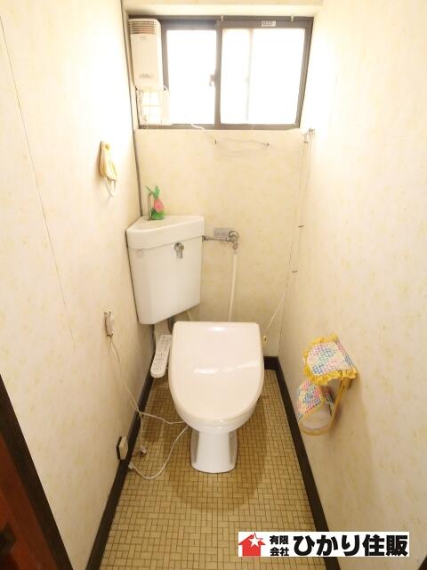 トイレ／洗浄便座付き。窓も付いていて明るいトイレです。