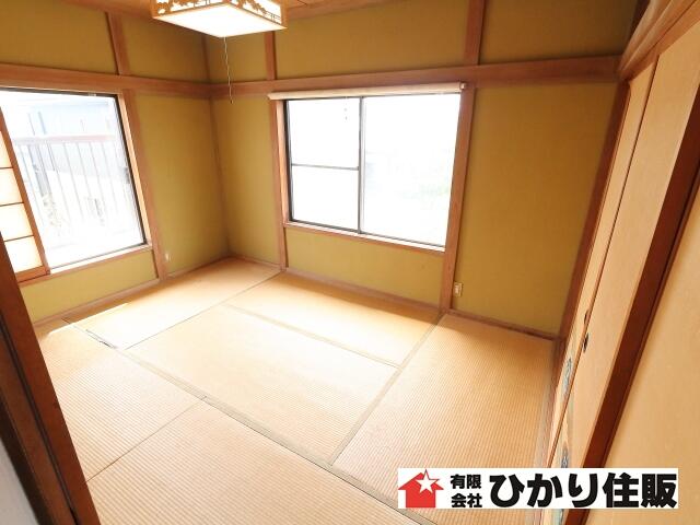 リビング以外の居室／２階和室　窓からバルコニーに出られます。