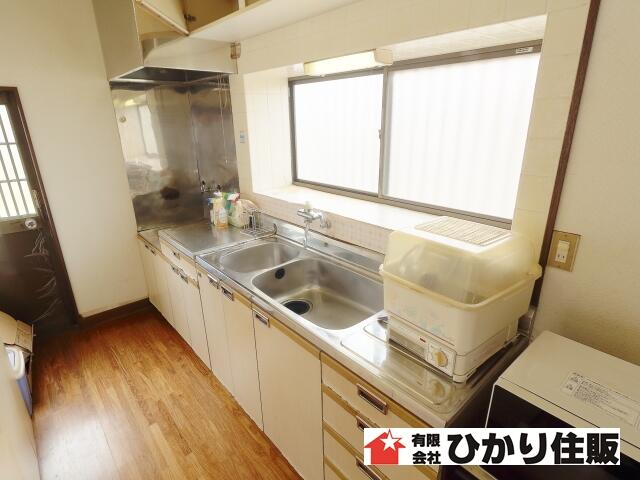 キッチン／明るく柔らかな光が入るキッチン　お食事の準備をしながら家族と