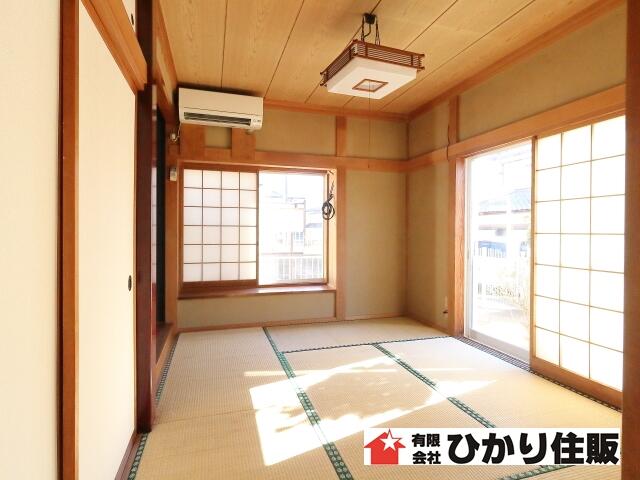 リビング以外の居室／洋室とは別に採光のいい和室は落ち着く空間。リビングと隣合わせ