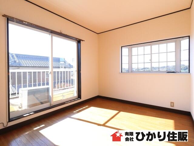 リビング以外の居室／窓からバルコニーに出られます。とても明るく主寝室におすすめで