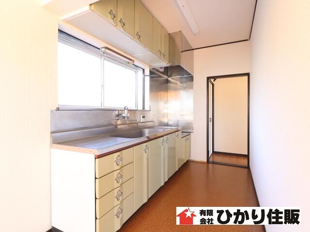 キッチン／明るく柔らかな光が入るキッチン　お食事の準備をしながら家族と