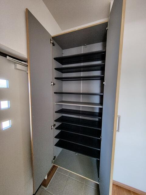 収納／戸建ならではの稼働棚がうれしい大容量シューズボックス