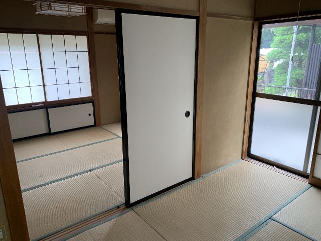 リビング以外の居室／暮らしの中に和のエッセンスを。２間続きの和室なので、襖を開放／撮影日2024-08-07