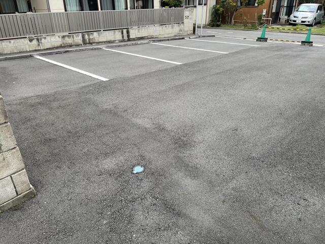 アスファルトですので雨や雪の日も車内が汚れず快適です。／撮影日2025-10-21