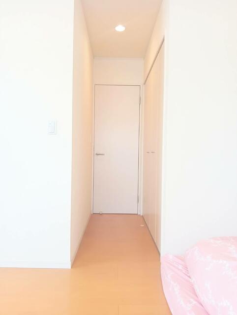 玄関／二階の洋室です。