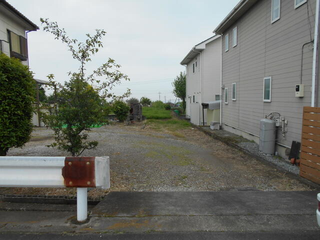 現地土地／接道から敷地へ向かって撮影
