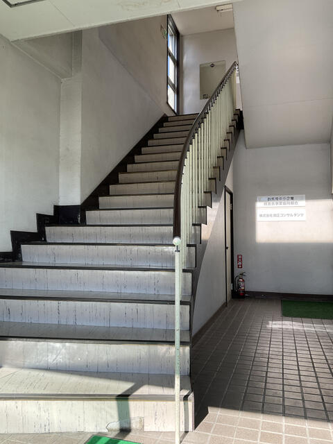 共用部エントランス／階段は幅があるのですれ違いもスムーズです／撮影日2024-02-27