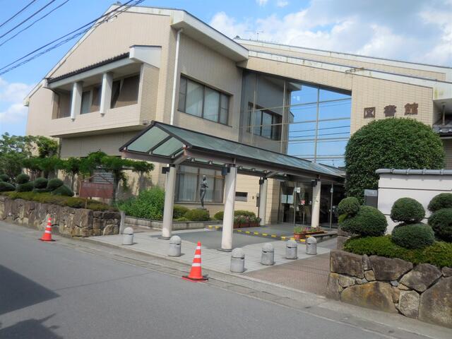 藤岡市立図書館 (524m)