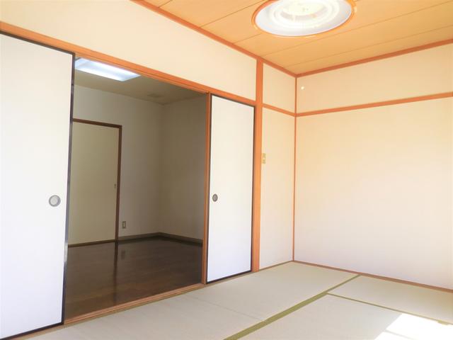 リビング以外の居室／和室から洋間を見ています
