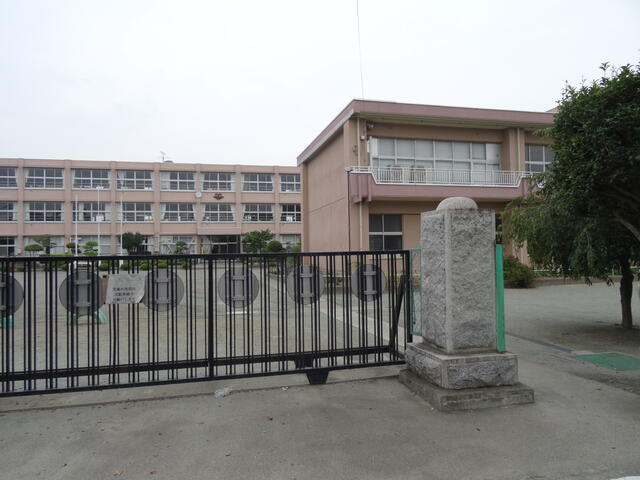 藤岡市立藤岡第二小学校 (838m)