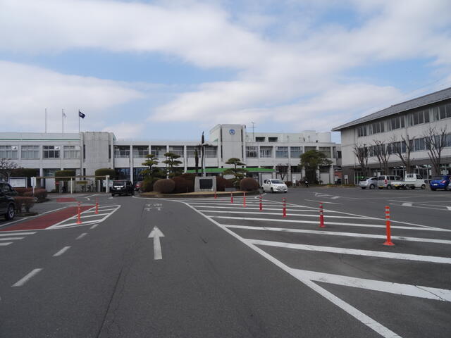 藤岡市役所 (349m)