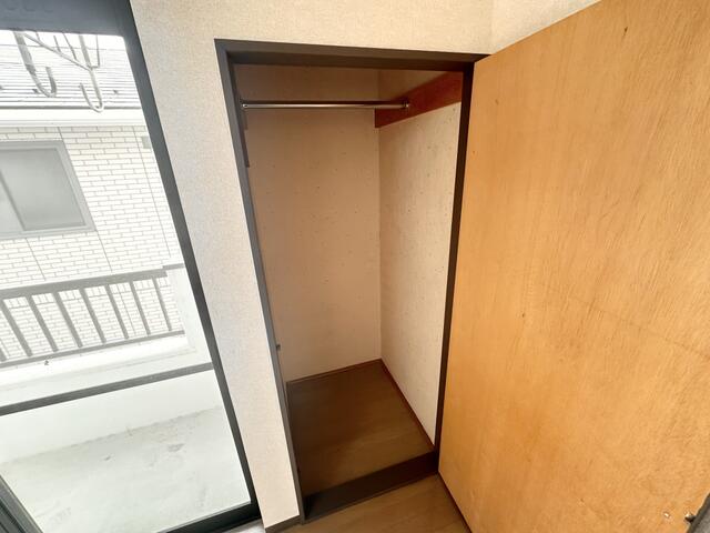 収納／ポールハンガー付きなので、コートの収納もバッチリ！