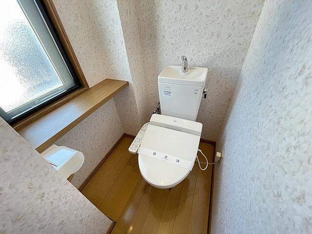 広めのトイレ窓があり明るいです♪