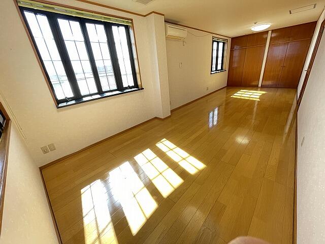１４．５帖の洋室に出窓が２ヶ所　東向きにも窓があります