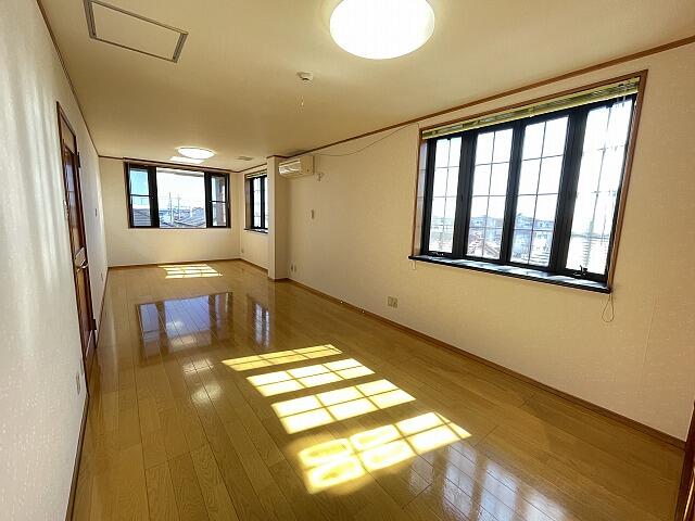 １４．５帖洋室は広々です　ドアが２ヶ所で使い方がいろいろでき