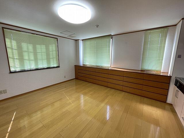 その他設備／窓にはブラインド付き！照明も付いています♪収納も充実♪