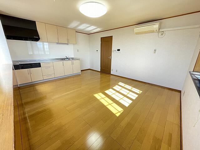 １１帖の室内は窓が大きく明るく風通しが良好♪キッチン付き！
