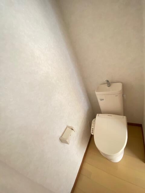 キッチン／赤い色のかわいらしいキッチンにはガス台がついています