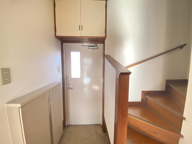 玄関／左側下駄箱　上にも収納有り