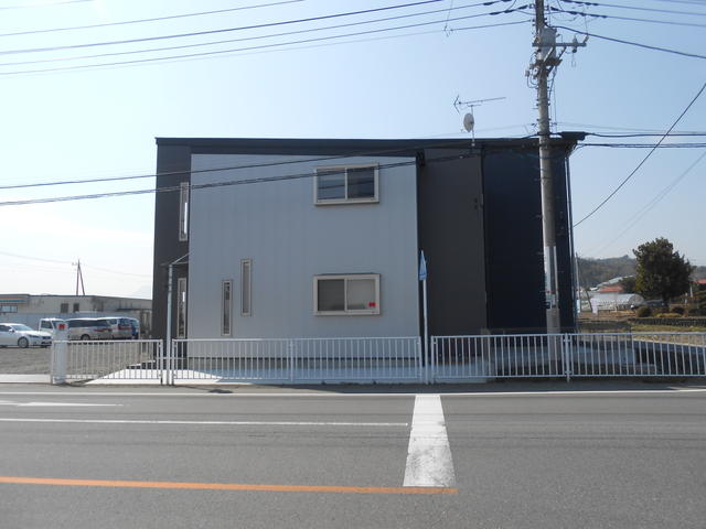 現地（外観）／東側の道路反対側から見た外観