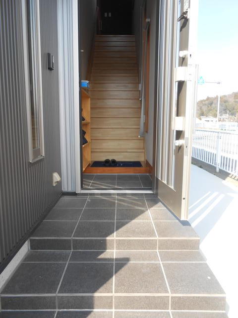 ポーチの向こうが玄関そして階段が見えます。