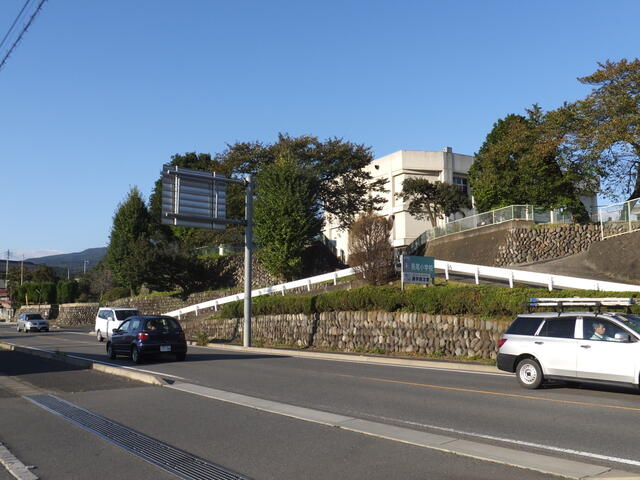 渋川市立長尾小学校 (601m)