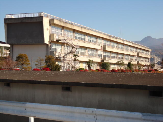 渋川市立子持中学校 (1,560m)