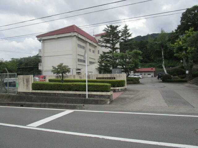 渋川市立伊香保中学校 (607m)