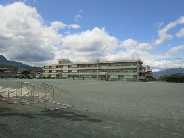 渋川市立古巻中学校 (1,592m)