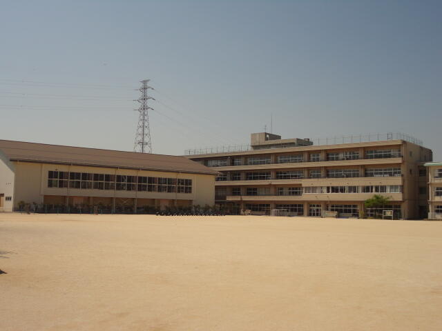 渋川市立古巻小学校 (1,327m)