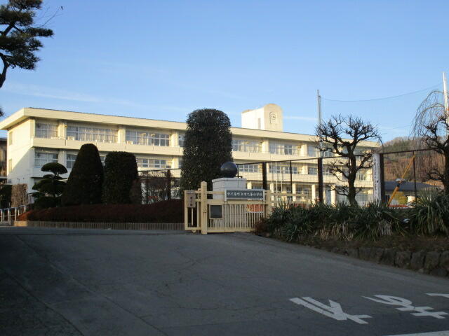 中之条町立伊勢町保育所 (712m)