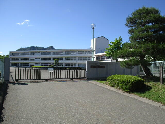 中之条町立中之条小学校 (1,571m)